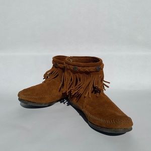 Minnetonka Shoes - Minnetonka High Top Back Zip Boot Brown Size 6 Minnetonka Shoes - Minnetonka High Top Back Zip Boot Brown Size 6